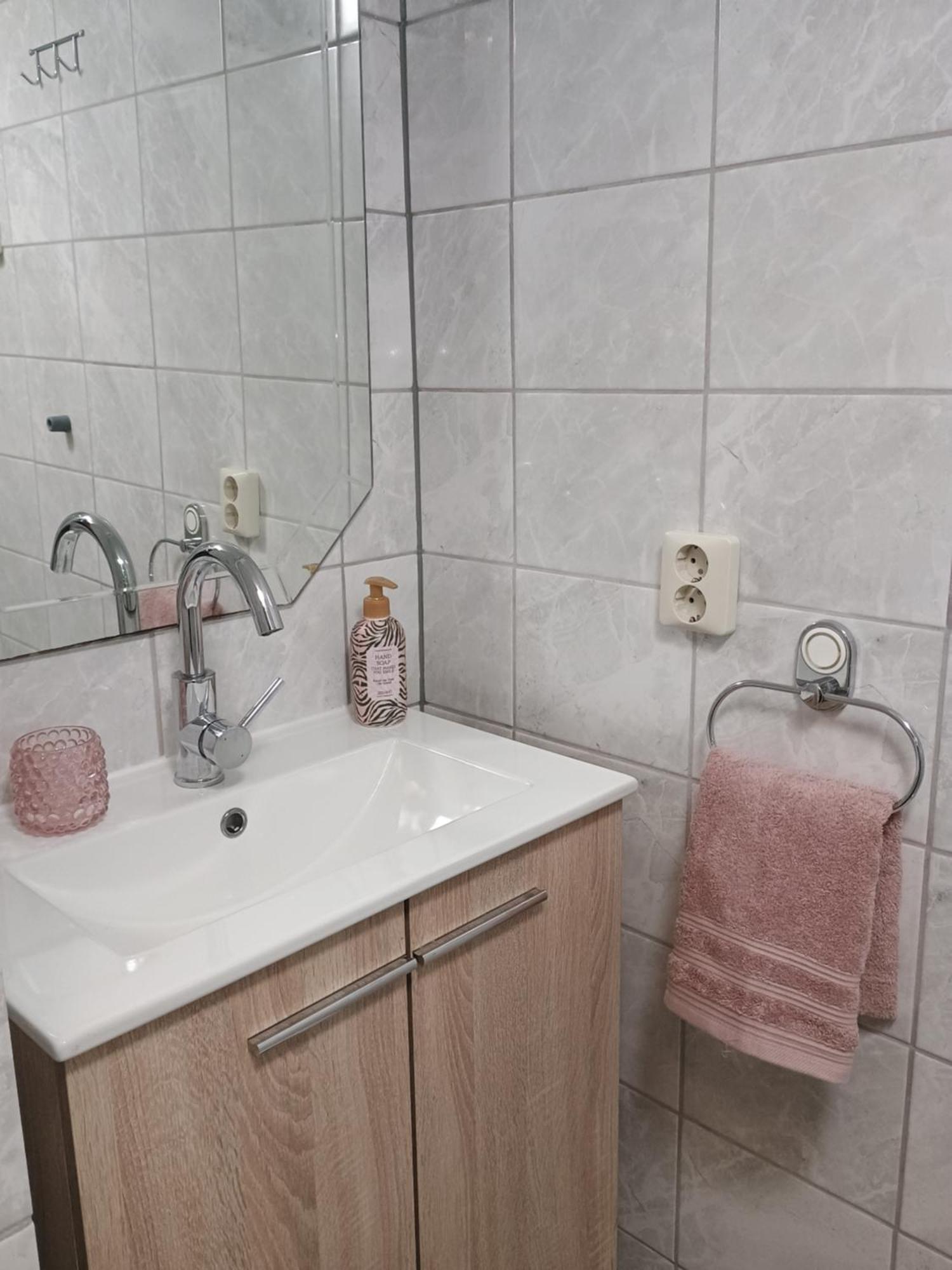 Prive Tuinhuis B&B Elly Sint Pancras Luaran gambar